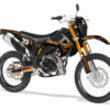 Puissance visuelle et précision graphique : le Kit déco Rieju MRT 50cc – Design Trantor s’impose comme l’un des modèles les plus plébiscités par les pilotes de 50cc.