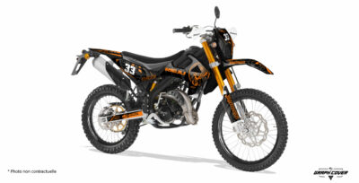 Puissance visuelle et précision graphique : le Kit déco Rieju MRT 50cc – Design Trantor s’impose comme l’un des modèles les plus plébiscités par les pilotes de 50cc.