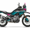 CF-Moto-450-MT-2024+-Jakarta-turquoise-3D Ce kit déco CF Moto MT 450 adopte un style sportif qui donne à la moto une allure agressive et moderne, tout en ajoutant une texture visuelle sophistiquée.