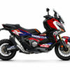 HONDA-X-ADV-750-2021+-Factory-bleu-3D Le kit déco X-ADV 750 personnalisable "Factory" pour est conçu pour offrir une esthétique sportive et dynamique à votre scooter tout en le protégeant.
