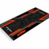 TAPISMOTOMODEL1KTM95x200_3D Protégez votre sol grâce au tapis environnemental moto KTM, conçu spécialement pour les passionnés de vitesse et de sports mécaniques !