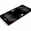 TAPISMOTOMODEL2BMW95x200_3D Affirmez votre passion avec le tapis sol moto BMW, spécialement conçu pour les pilotes exigeants. Son design BMW Motorsport, inspiré de la compétition, combine élégance et technicité pour sublimer votre garage, votre atelier ou votre stand de paddock.
