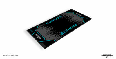 Pensé pour les passionnés de la marque chinoise haut de gamme, le tapis sol moto CFMOTO incarne parfaitement l’esprit de modernité et de puissance des modèles de la marque.