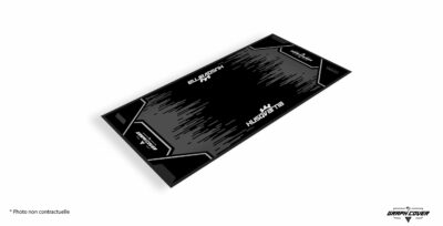 Apportez une touche d’élégance nordique à votre garage ou à votre paddock avec le tapis sol moto Husqvarna. Conçu pour les pilotes exigeants, il allie design sobre et technicité de haut niveau.