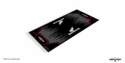 Le tapis sol moto Honda Modèle 2 incarne la précision et la puissance de la marque ailée. Conçu pour les passionnés de moto, les pilotes de circuit et les ateliers exigeants, ce tapis combine style racing, résistance maximale et respect des normes environnementales F.I.M.