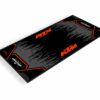 TAPISMOTOMODEL2KTM95x200_3D Alliez esthétique et performance avec le tapis sol moto KTM, spécialement conçu pour les passionnés de la marque autrichienne.