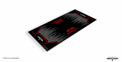 L’esprit racing espagnol au cœur de votre garage. Le tapis sol moto Rieju Modèle 2 célèbre la passion et la performance de la célèbre marque ibérique.