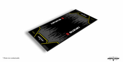 Un tapis à la hauteur de l’héritage Suzuki. Le tapis sol moto Suzuki allie design sportif, robustesse et respect des normes environnementales.