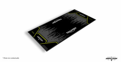 L’élégance britannique alliée à la performance. Le tapis sol moto Triumph incarne la sophistication et la puissance emblématiques de la marque anglaise.