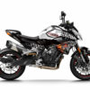 CF-MOTO-800NK-23+-SKIRE-Blanc_3D- Ce kit déco CF Moto 800NK vous permet de personnaliser votre moto avec un style unique tout en assurant une protection optimale.