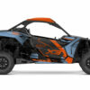 Maverick-X3_-Odran-bleu-orange-3D Transformez votre Can-Am Maverick X3 avec notre tout nouveau kit décoration ! Ce kit déco Can-Am Maverick X3 est conçu pour les passionnés de sport tout-terrain qui souhaitent combiner performance et esthétisme. Fabriqué dans nos ateliers au nord de Bordeaux, ce kit offre une personnalisation sur mesure tout en garantissant une qualité premium.