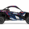 Maverick-X3_Safari-Bleu-Rouge-3D Kit déco Maverick X3 - Can-AM Apportez une touche d’évasion et de style à votre Can-Am Maverick X3 avec notre tout dernier design Safari.