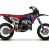 FANTIC-XM-50-2023+-Axion-Bleu-Rouge-3D Apportez un style unique à votre moto avec ce kit déco Fantic 50 Axion, spécialement conçu pour les modèles Fantic XM 50 et XE 50.