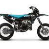 FANTIC-XM-50-2023+-Shine-Turquoise-3D Le kit déco Fantic XM Shine transforme ta Fantic XM 50 (compatible XE 50) en une machine encore plus percutante et stylée.