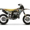FANTIC-XM-50-2023+-Tornova-Beige-3D Donnez un style unique à votre supermotard avec l’habillage adhésif Fantic XM 50 Tornova, également compatible avec la XE 50.