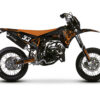 Sublimez votre moto avec l’habillage Fantic XM 50 Trantor. Compatible avec les modèles XM et XE 50cc, ce revêtement graphique donne un style puissant et original.