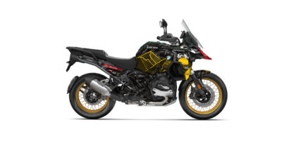 Offrez un style inédit à votre trail avec ce kit déco BMW R1300 GS Adventure Sandstorm.