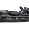 Avec ce Kit Déco Kawasaki STX-15F, votre jet ski adopte un style fort et moderne. Le design Opskin apporte une allure sportive et précise, avec son camouflage graphique revisité.