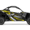Maverick-X3_OK_nov2023-Stratos-Jaune-3D Sublime ton Can-Am Maverick X3 avec le kit custom graphics Stratos, une création exclusive Graph Cover alliant style percutant, technicité et résistance ultime.