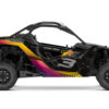 Maverick-X3_OK_nov2023-Tyr-Rose-3D Puissant et audacieux pour marquer les esprits : le Can-Am Maverick X3 – Tyr s’impose comme un kit déco pensé pour les pilotes qui veulent un style fort.
