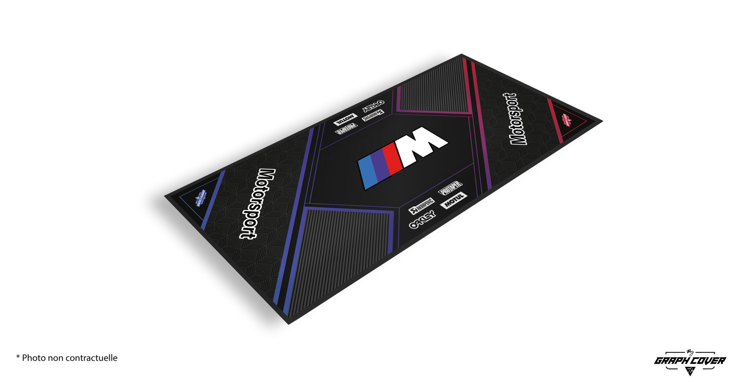 TAPISMOTOMODEL3BMW95x200_3D L’esprit Motorsport dans votre garage. Le tapis moto personnalisable BMW M3 reprend les codes puissants et élégants de la division M Performance.