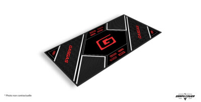 Le tapis moto personnalisable GasGas Modèle 3 incarne l’énergie brute et la passion du tout-terrain propres à la marque espagnole.