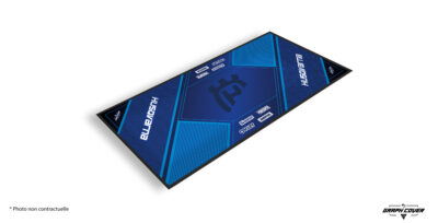 Le tapis moto personnalisable Husqvarna Modèle 3 reflète l’esprit épuré et la précision qui font la réputation de la marque suédoise.