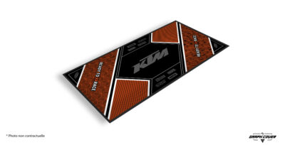Le tapis moto personnalisable KTM Modèle 3 incarne à la perfection la philosophie de la marque autrichienne : performance, design affirmé et fiabilité sans compromis.