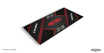 L’esprit espagnol du tout-terrain. Le tapis moto personnalisable Rieju Modèle 3 incarne la passion et le caractère typique de la marque espagnole.