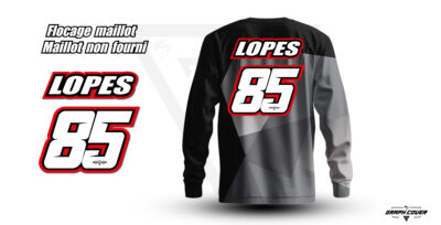 Personnalisez votre tenue avec un flocage maillot cross durable et parfaitement lisible, idéal pour les pilotes, compétiteurs et passionnés de sports mécaniques.
