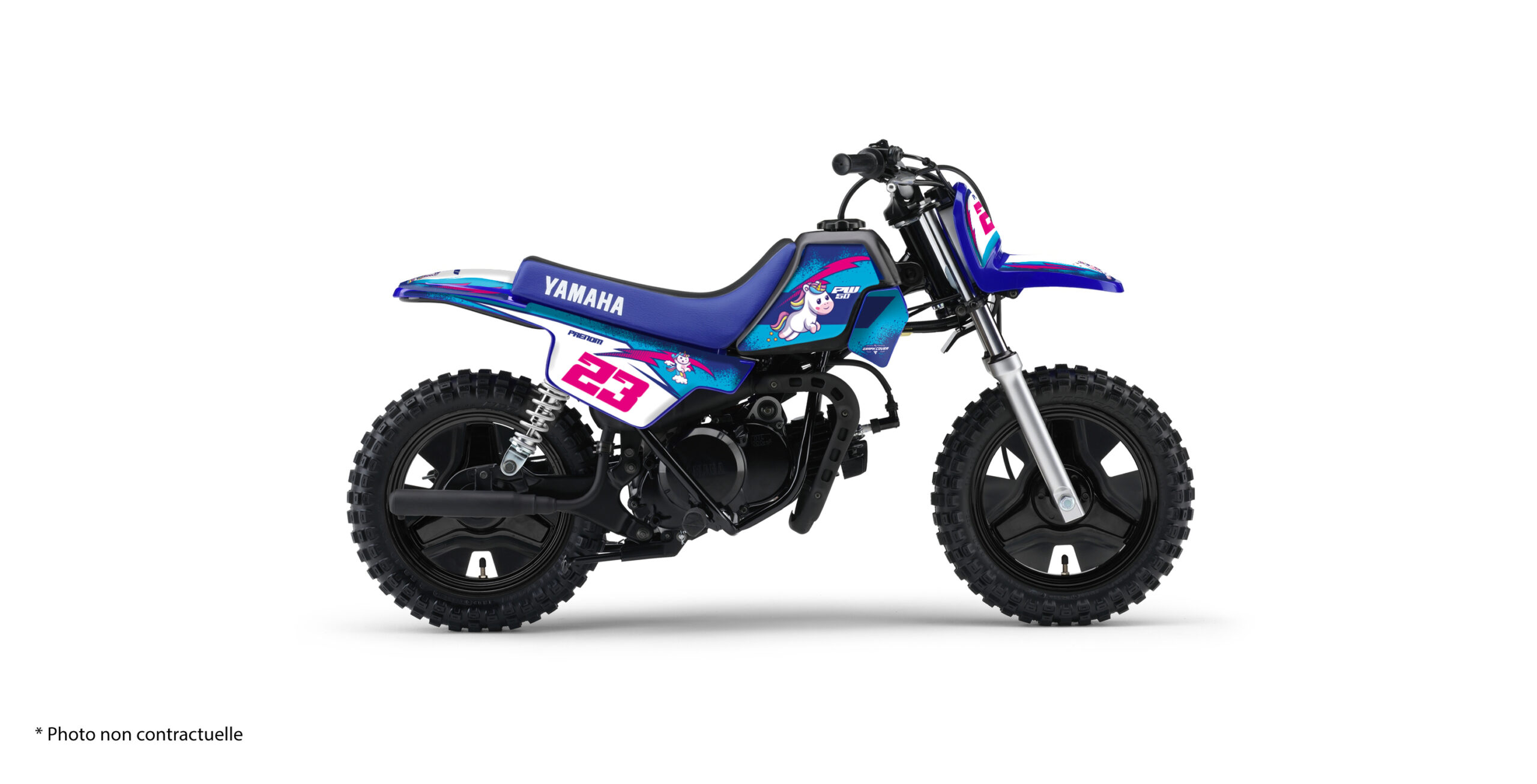 Envie de personnaliser la moto de votre enfant ? Le Kit déco Yamaha 50 Twinkle transforme la PW 50 avec un design fun, lumineux et racing avec licornes. Fabrication française.