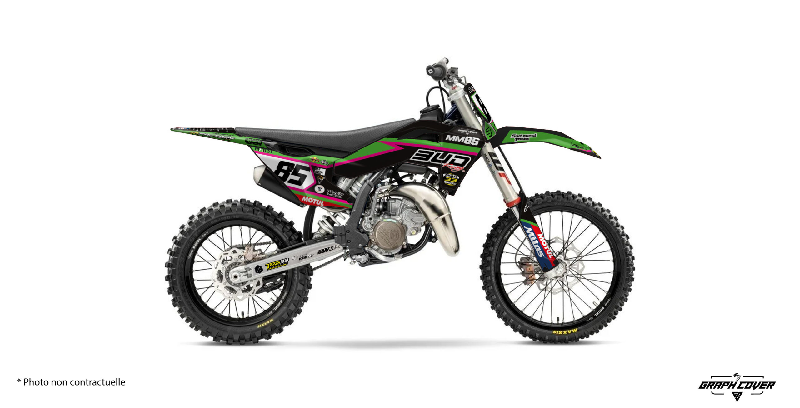 Inspiré de l’univers de la compétition, le Kit déco Husqvarna 85 TC TL85 reprend fidèlement la décoration officielle de Tim Lopes, jeune espoir du motocross français.