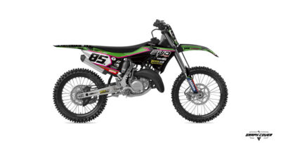 Le Kit déco Yamaha YZ 125 TL85 s’inspire directement de l’univers de la compétition et du parcours de Tim Lopes, jeune espoir du motocross français.