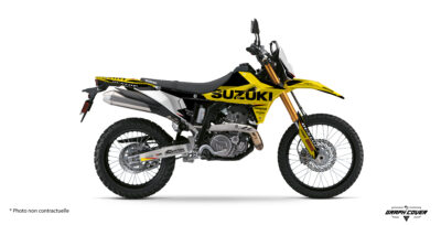 Kit déco Suzuki DR-Z4S World : un design moderne et équilibré, inspiré de l’univers adventure, personnalisable pour donner une identité unique à votre moto.