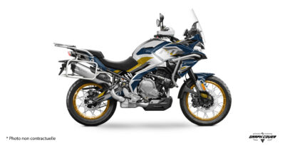 Kit déco CfMoto 700MT design Alpha. Personnalisez votre moto avec un kit complet, options sur mesure, vinyle premium et finitions mat, chrome ou effet 3D.
