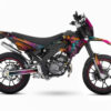 Masai-X-Ray-50---19+-Skinoo-Bleu-Rose_3D Personnalisez votre moto avec le Kit déco Masai X-Ray 50 Skinoo. Design tropical , fabrication française, vinyle premium et personnalisation sur mesure.