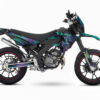 Masai-X-Ray-50---19+-Skinoo-Bleu-Violet_3D Personnalisez votre moto avec le Kit déco Masai X-Ray 50 Skinoo. Design tropical , fabrication française, vinyle premium et personnalisation sur mesure.
